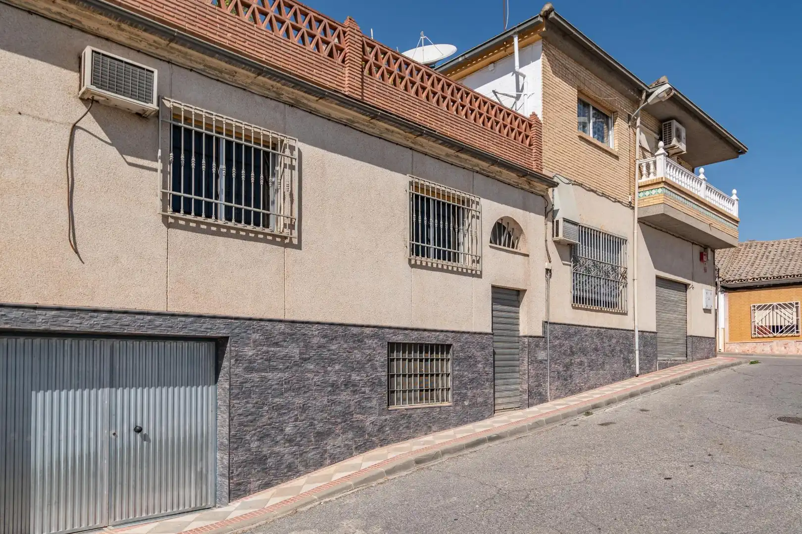 Vista exterior de Casa o xalet en venda en Atarfe amb Aire condicionat, Terrassa i Traster