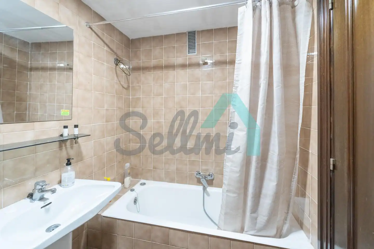 Bathroom of Flat for share in Oviedo   with Heating, Parquet flooring and Furnished