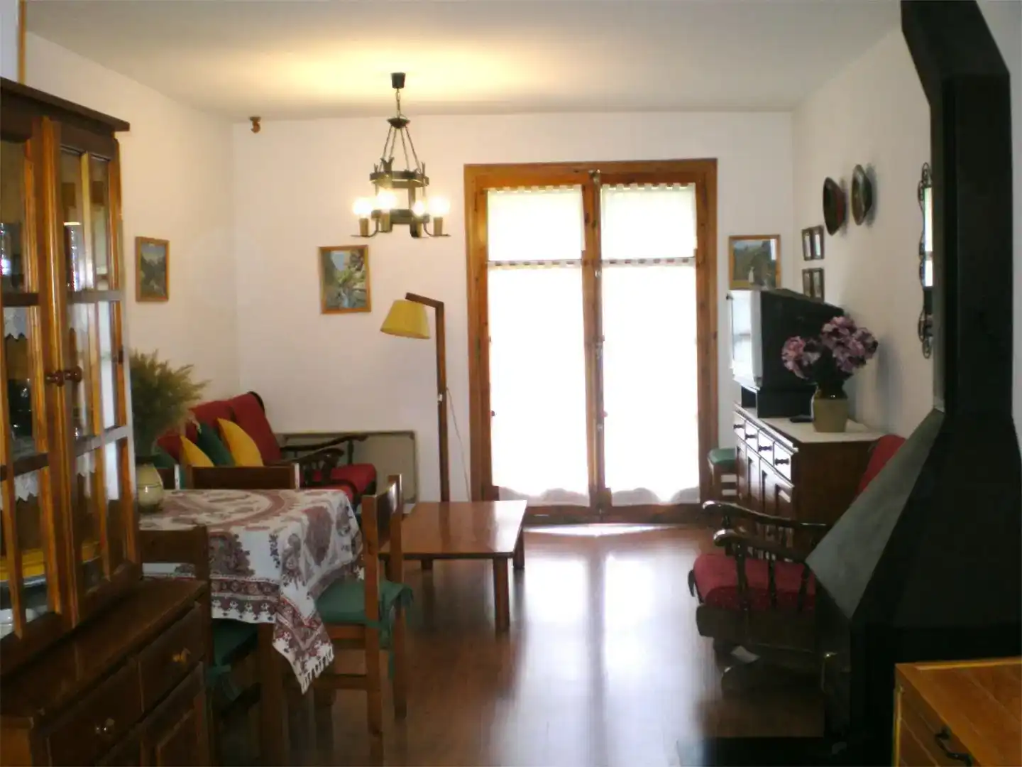 Wohnzimmer von Wohnungen zur Miete in Sahún mit Privatgarten, Parkett und Möbliert