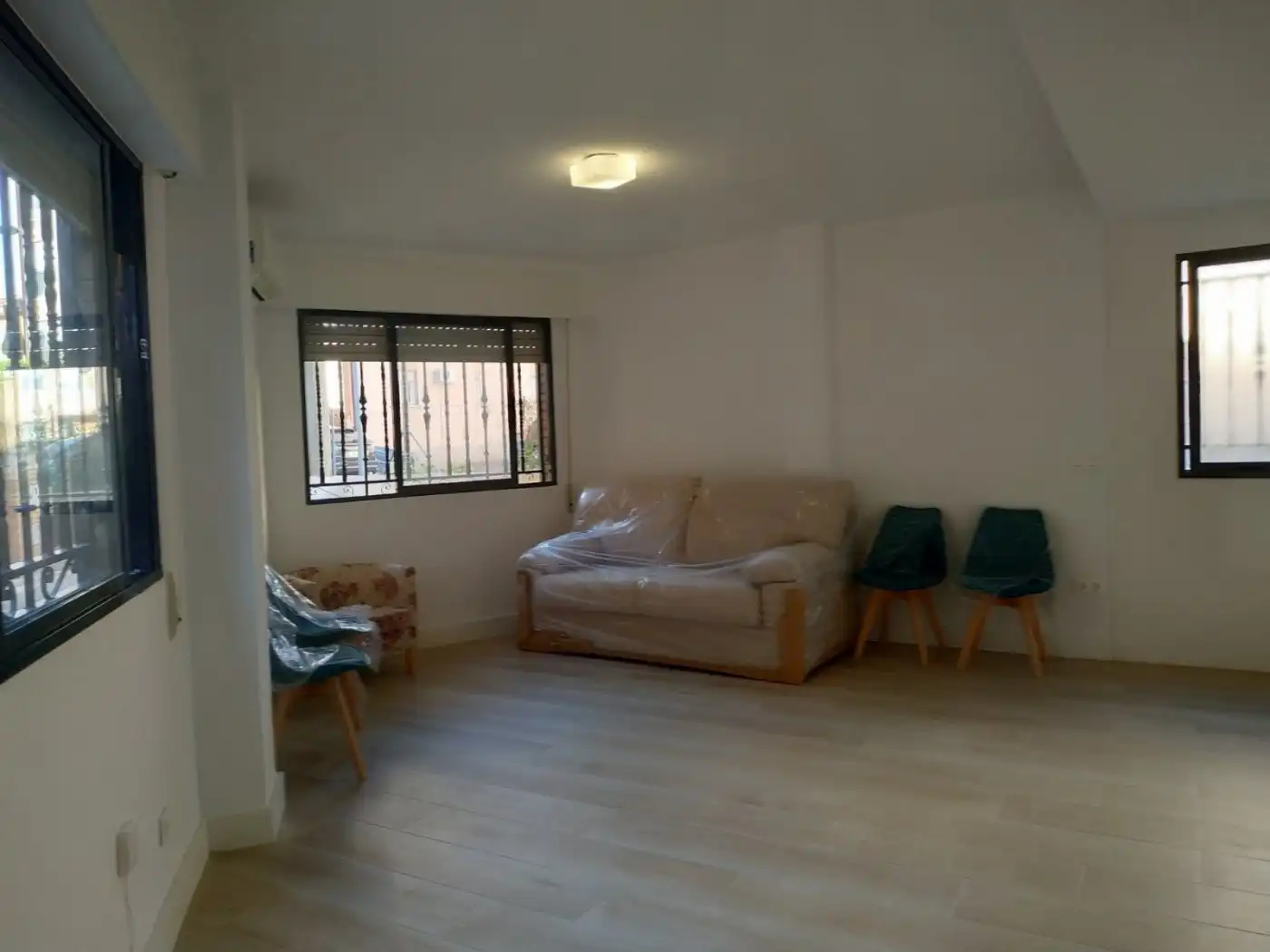 Sala d'estar de Pis de lloguer en Plasencia amb Calefacció, Terrassa i Moblat