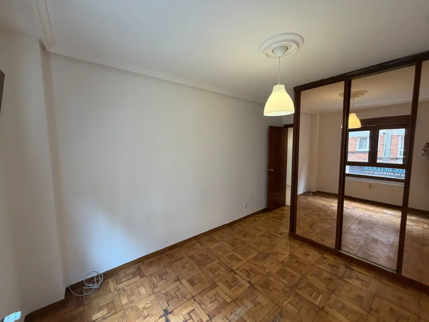 Dormitori de Pis en venda en Oviedo  amb Calefacció, Parquet i Terrassa