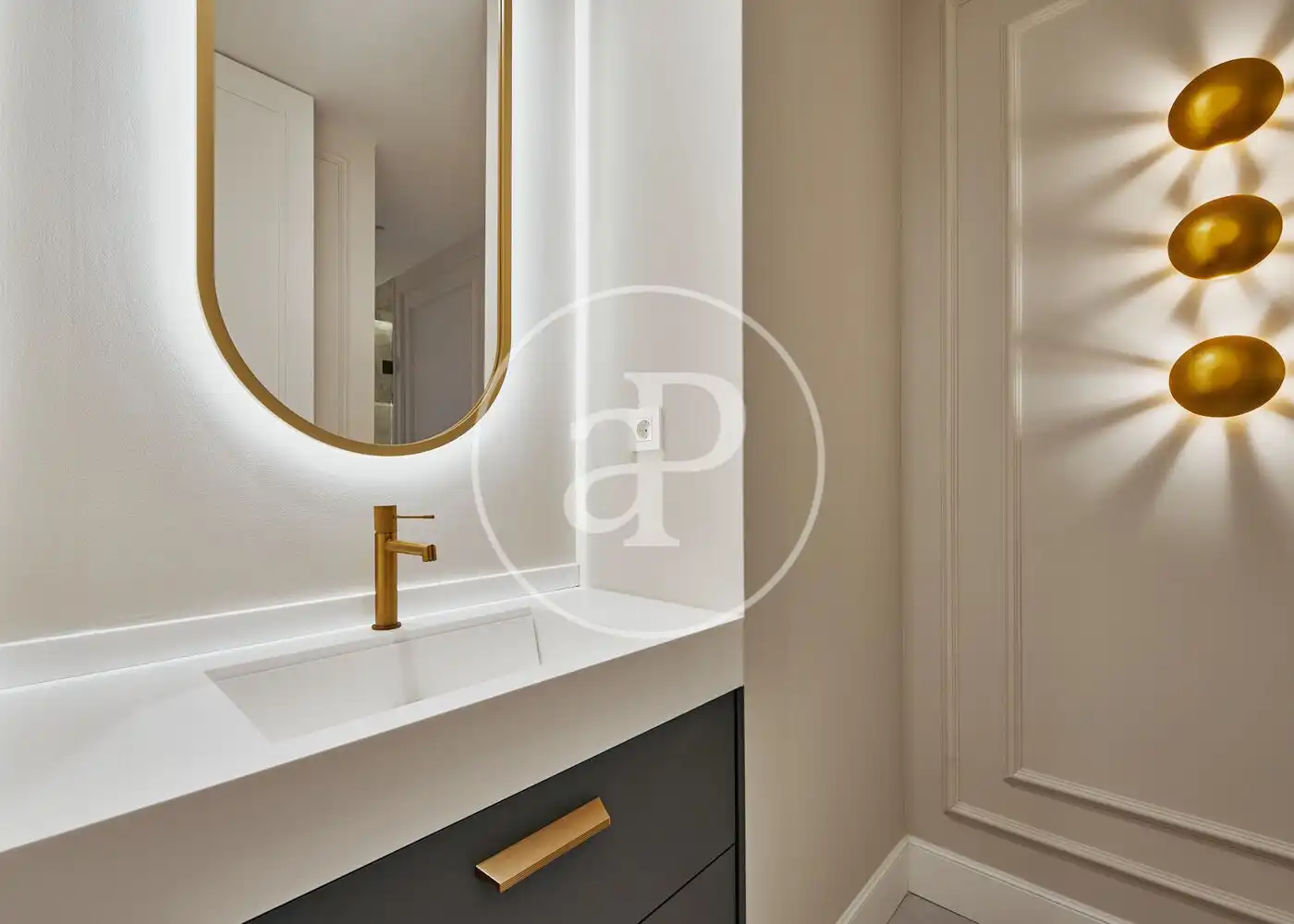 Bathroom of Flat for sale in Madrid  with Air Conditioner, Heating and Storage room