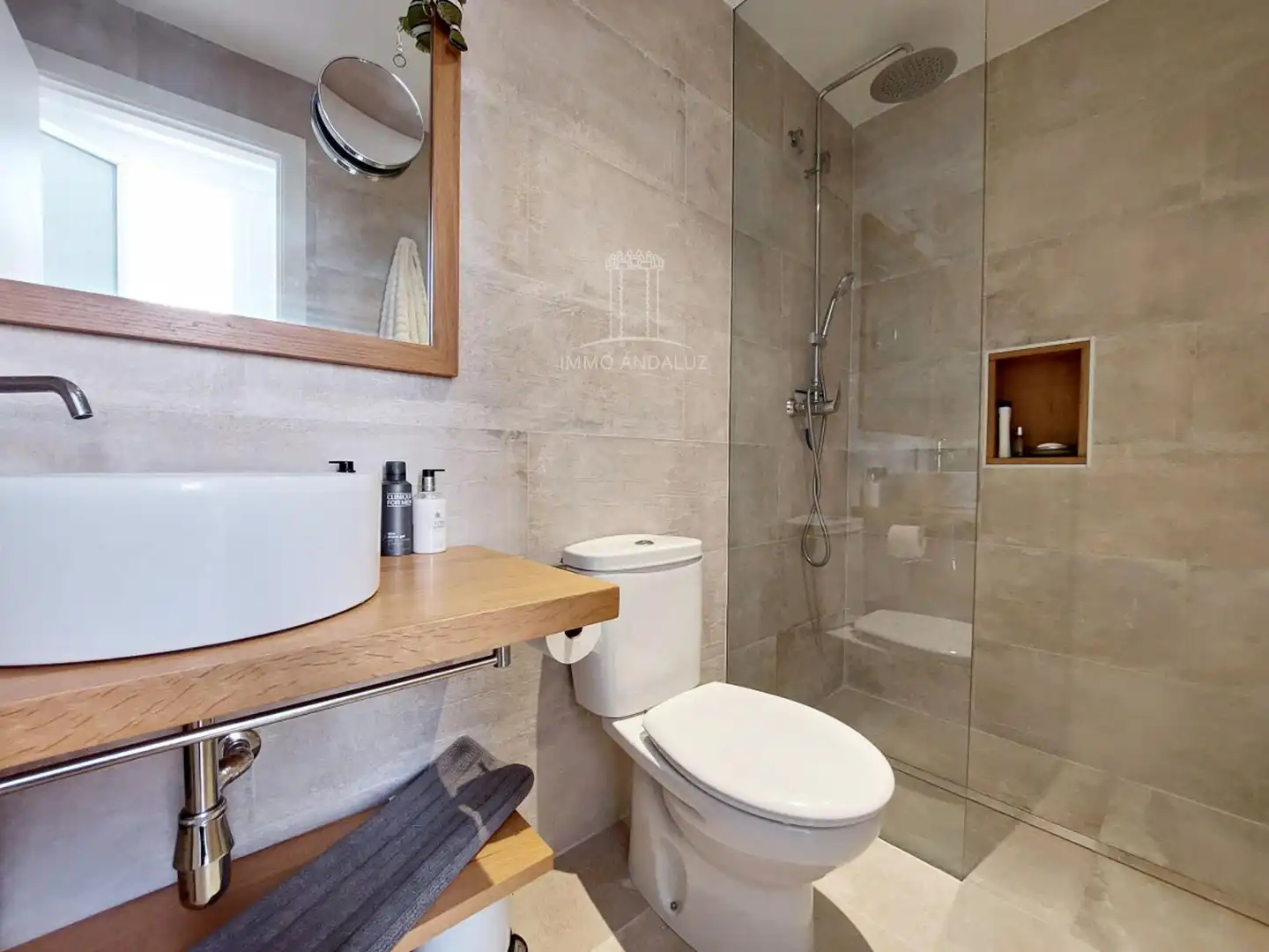 Badezimmer von Einfamilien-Reihenhaus zum Verkauf in Medina Sidonia mit Klimaanlage und Heizung