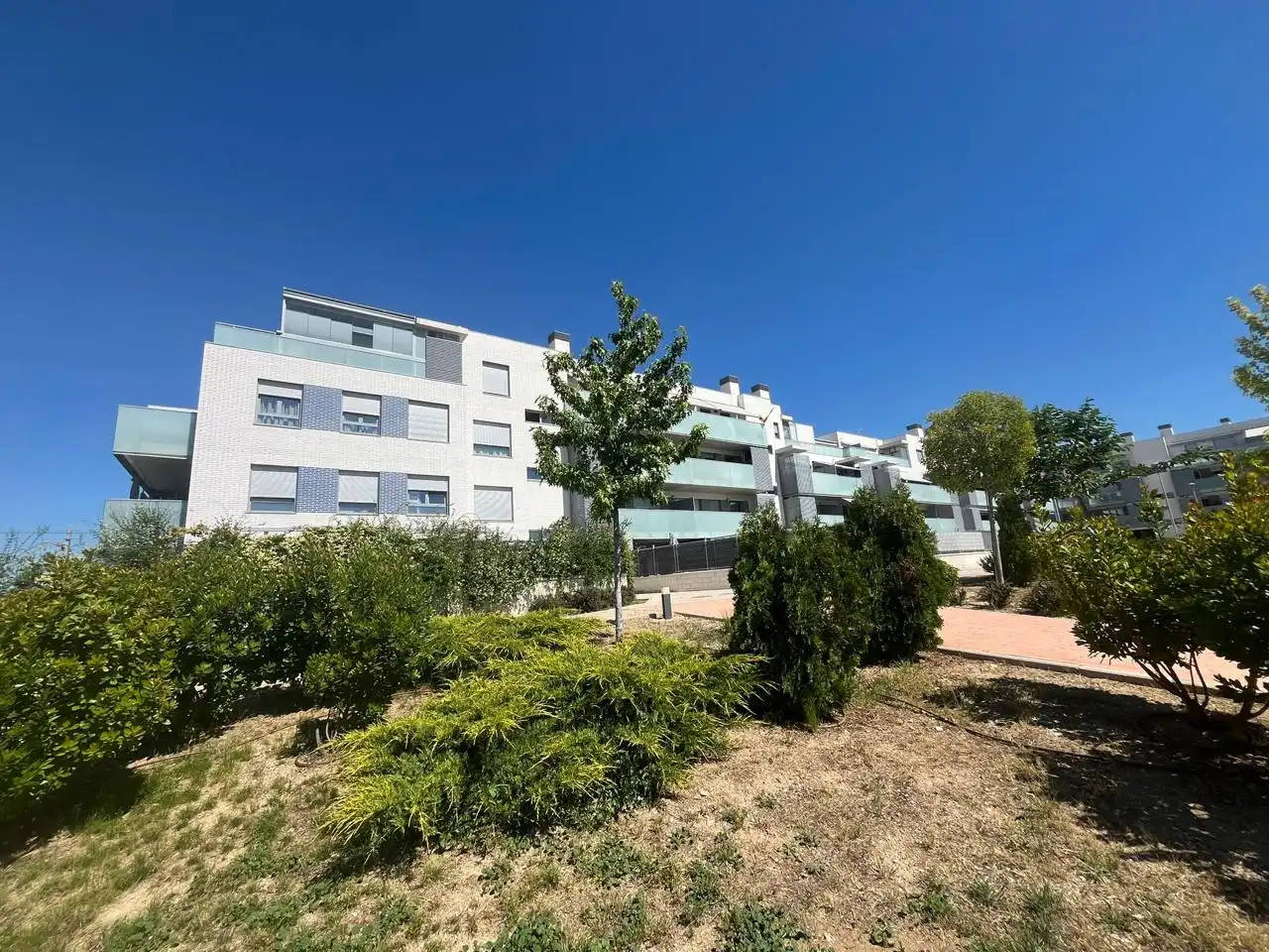 Vista exterior de Planta baja en venta en Villalbilla con Calefacción, Jardín privado y Terraza