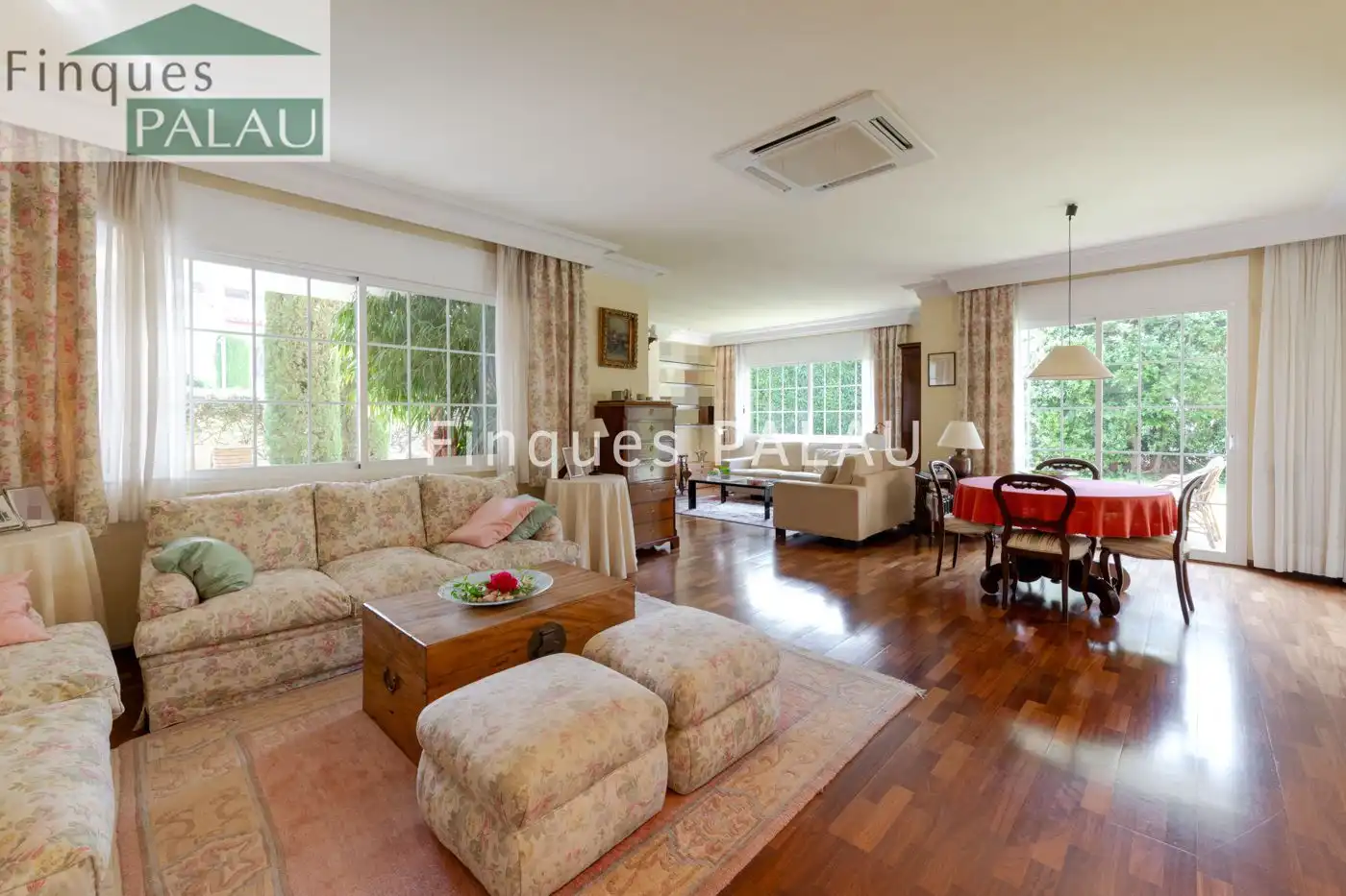 Sala d'estar de Casa o xalet en venda en Sant Just Desvern amb Aire condicionat, Calefacció i Jardí privat