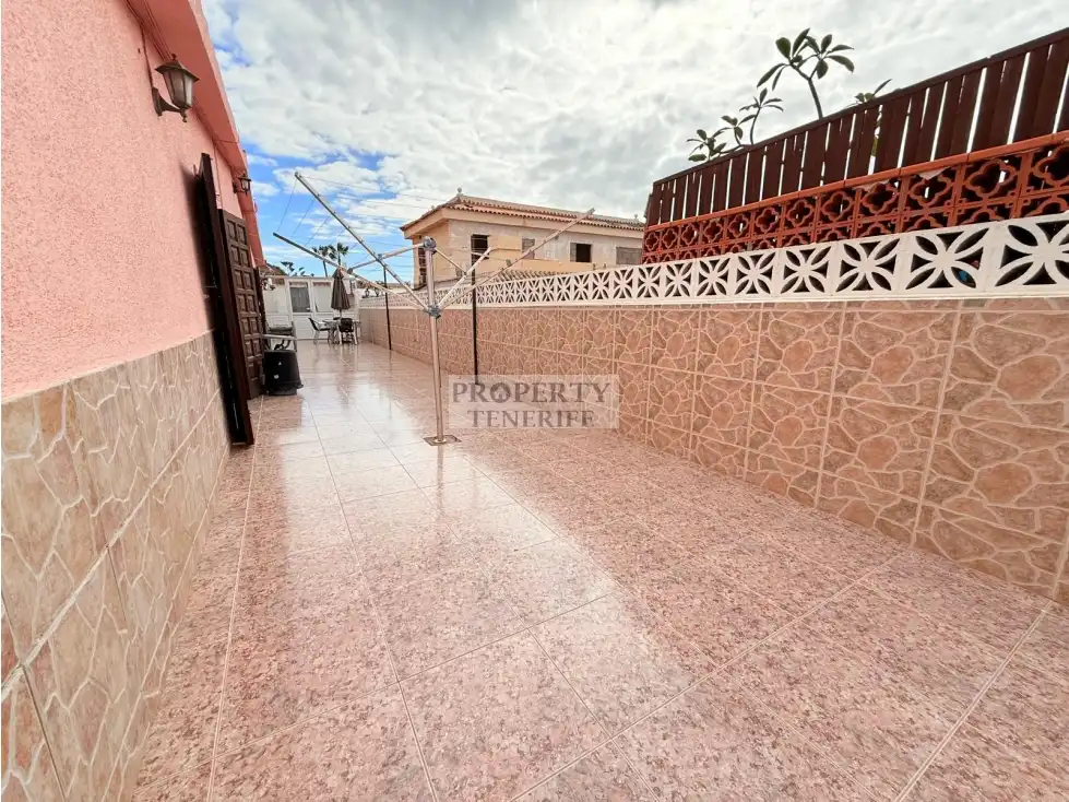 Vista exterior de Casa o xalet en venda en Arona amb Terrassa, Piscina i Moblat