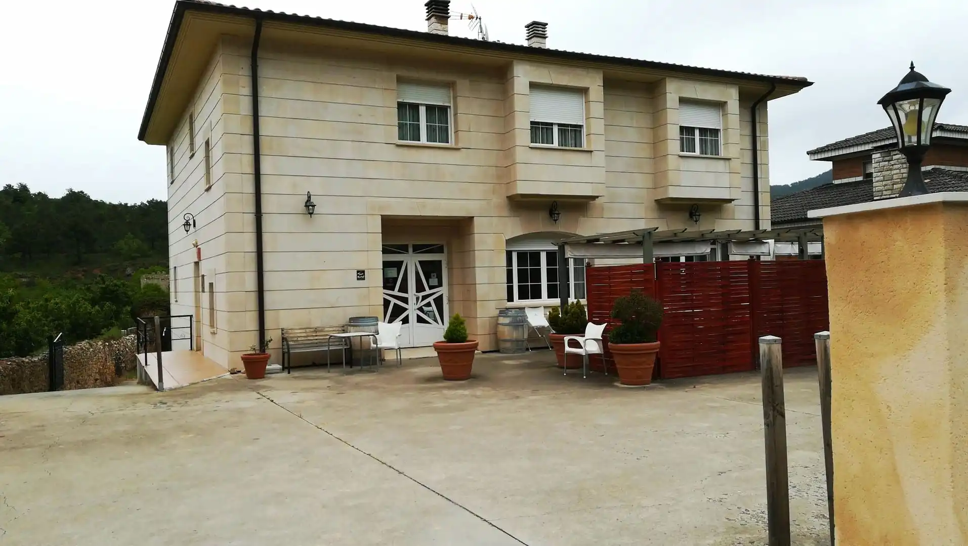 Außenansicht von Gebäude zum Verkauf in Oña