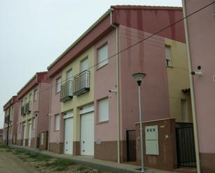 Vista exterior de Casa adosada en venda en Alcolea de Tajo amb Terrassa i Balcó