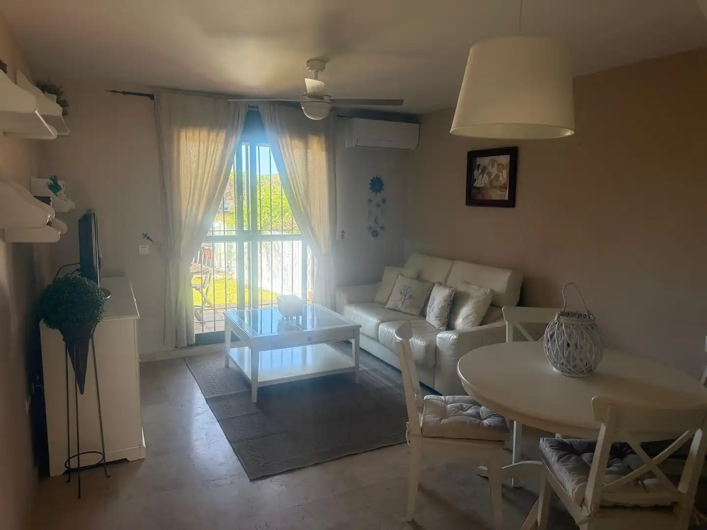 Sala d'estar de Casa adosada en venda en Chiclana de la Frontera amb Aire condicionat, Calefacció i Jardí privat