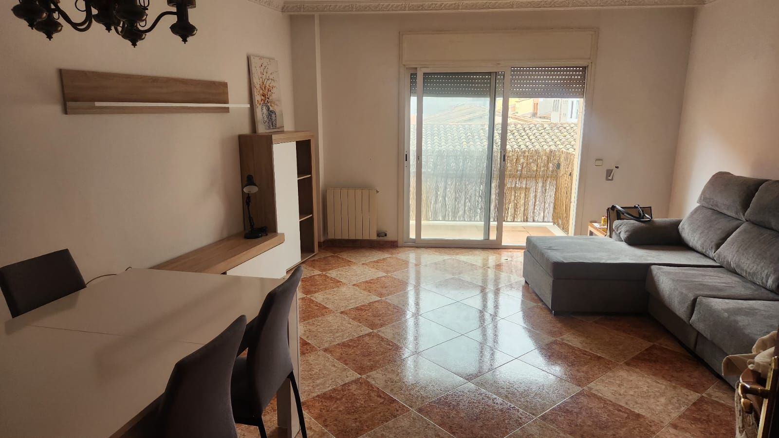 Sala d'estar de Pis per a compartir en Salt amb Calefacció, Terrassa i Moblat