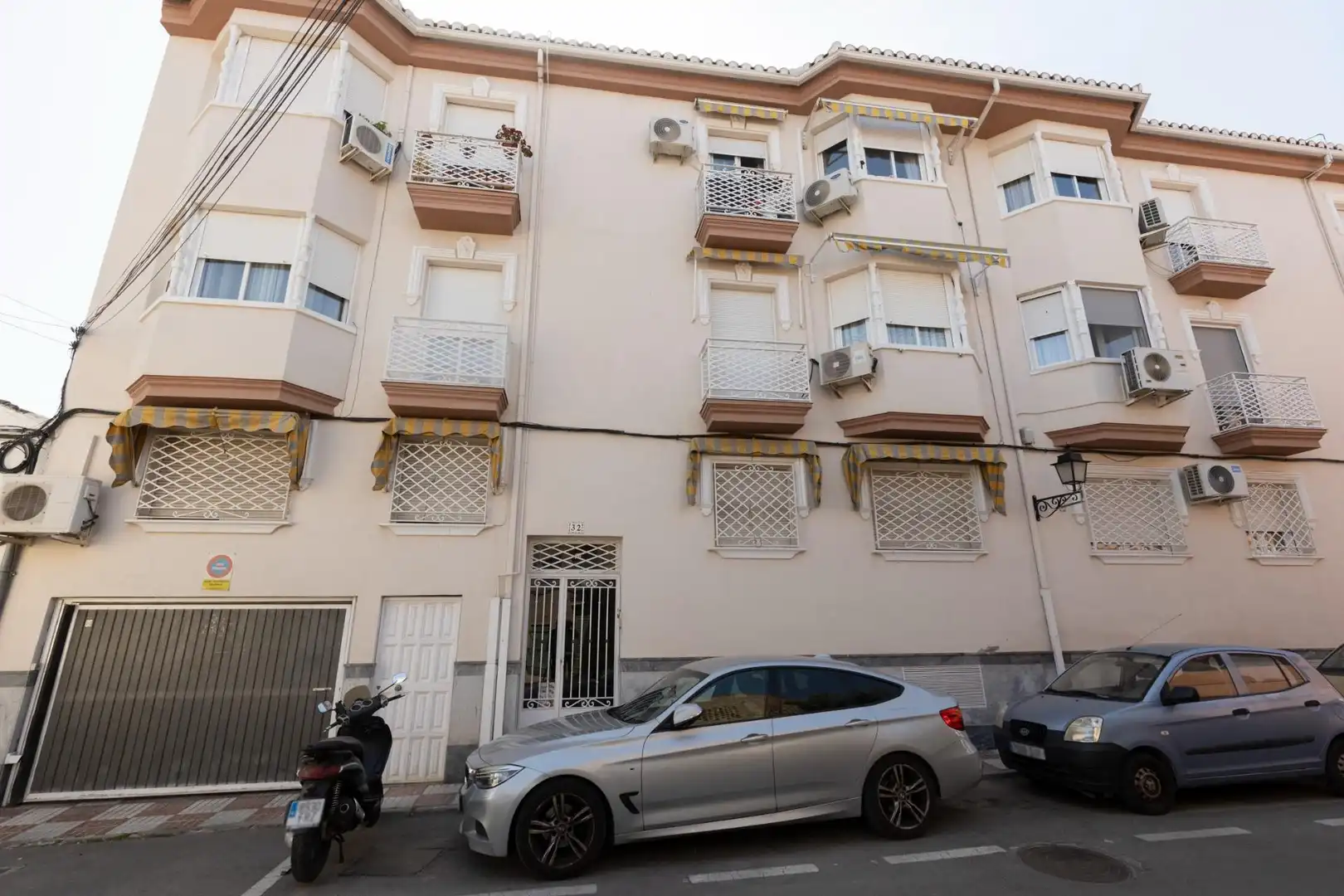 Außenansicht von Wohnung zum Verkauf in Armilla mit Klimaanlage