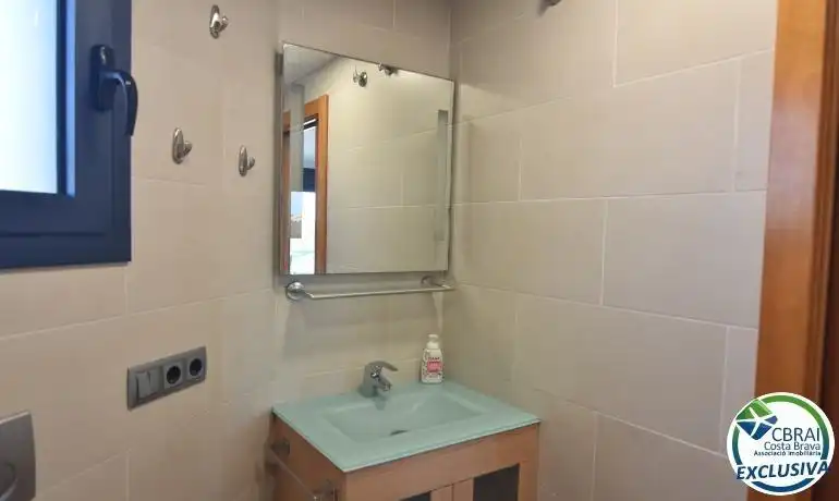 Bany de Apartament en venda en Roses amb Aire condicionat, Terrassa i Moblat