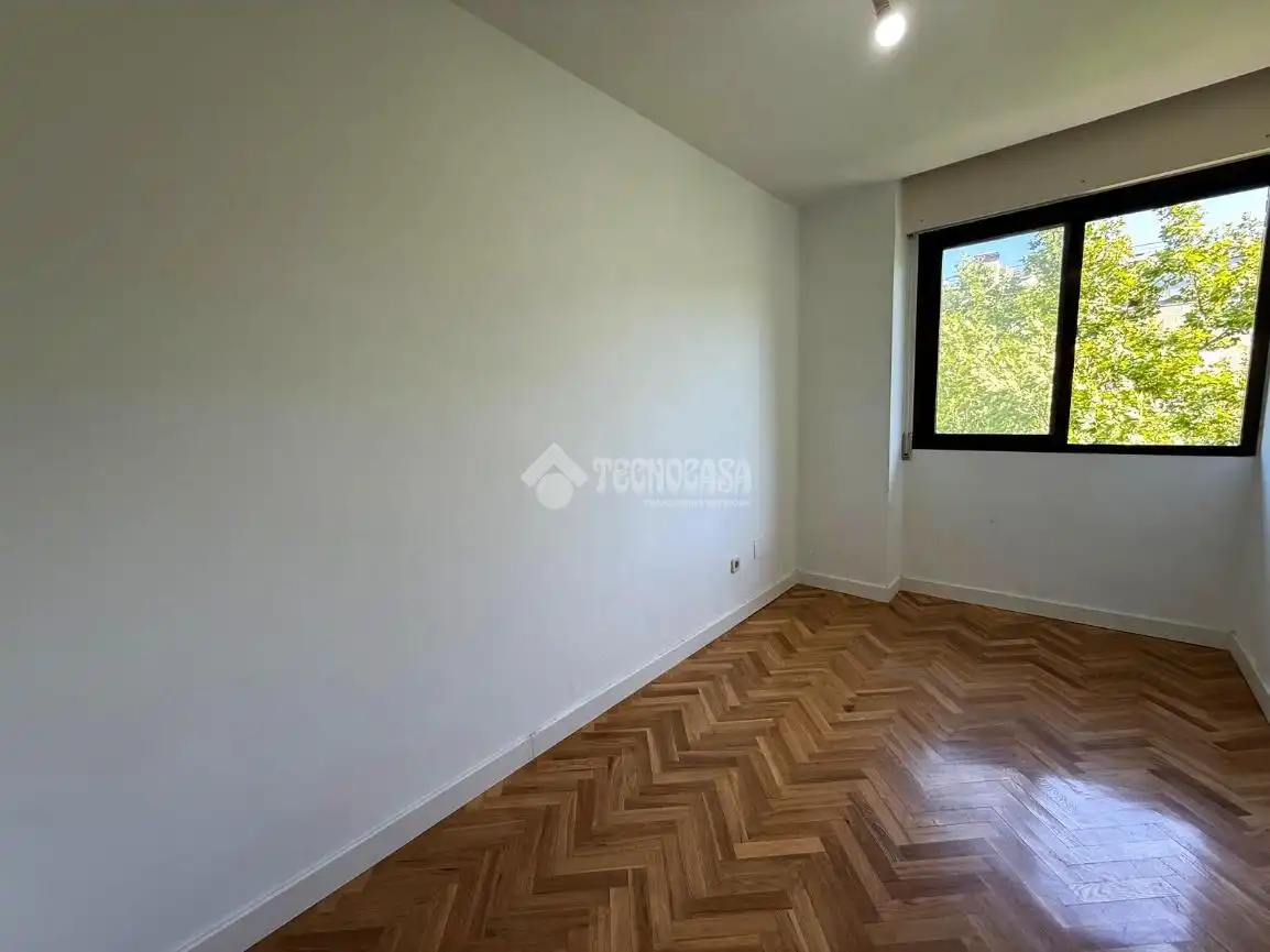 Bedroom of Flat for rent in Madrid  with Parquet flooring, Storage room and Balcony