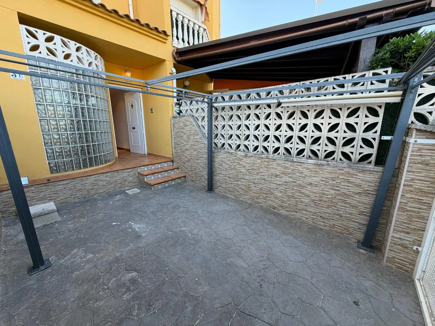Terrasse von Einfamilien-Reihenhaus zum Verkauf in Dénia mit Klimaanlage, Privatgarten und Terrasse