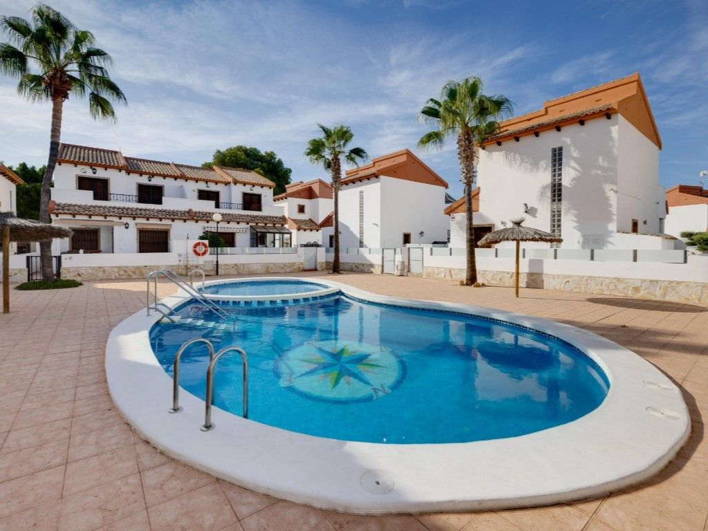 Piscina de Casa o xalet en venda en Orihuela amb Aire condicionat, Moblat i Piscina comunitària