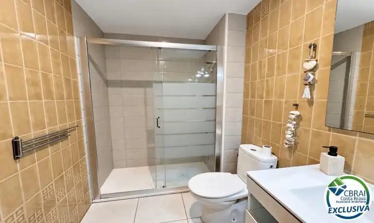 Baño de Piso en venta en Roses con Calefacción, Terraza y Amueblado