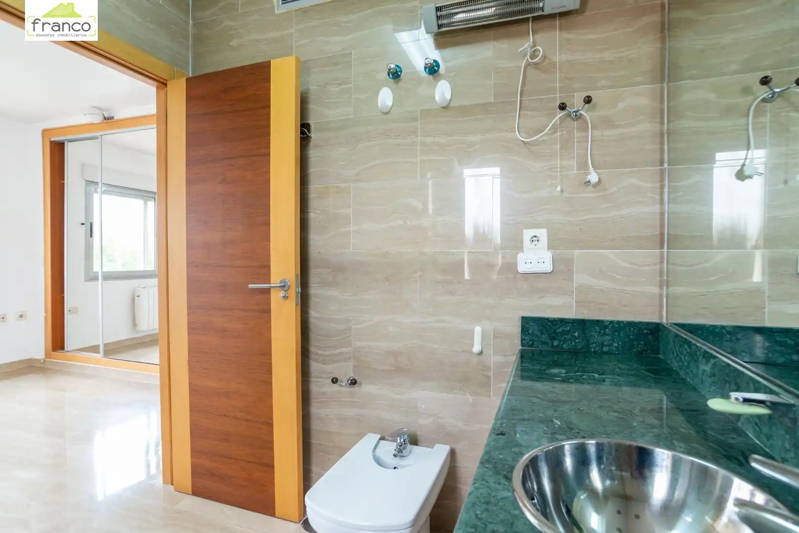 Baño de Casa adosada en venta en Murcia con Aire acondicionado, Calefacción y Jardín privado