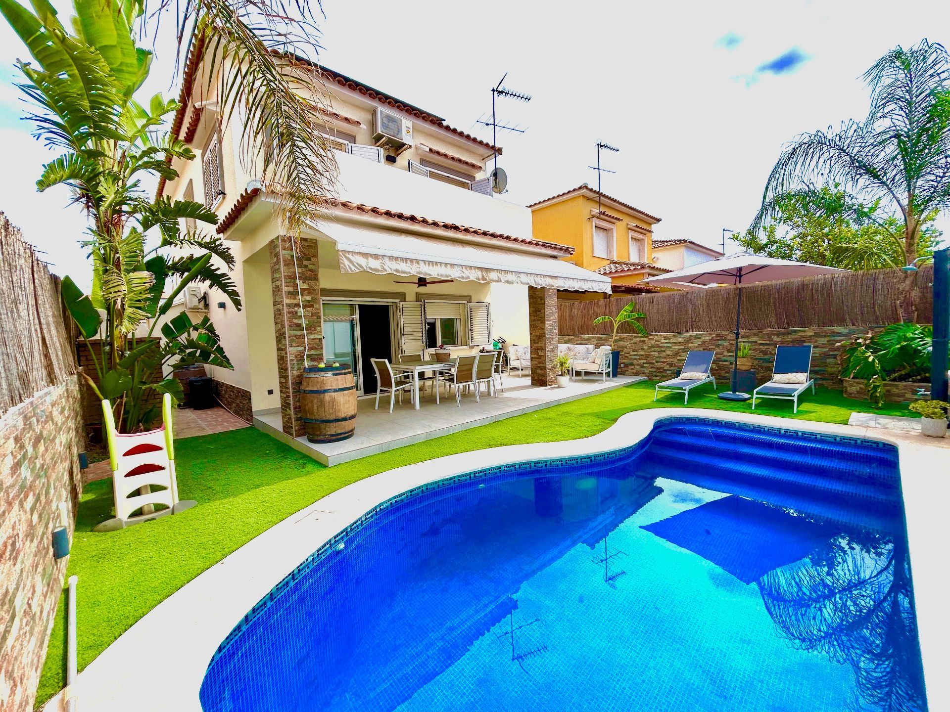 Piscina de Casa o xalet en venda en La Pobla de Vallbona amb Aire condicionat, Calefacció i Jardí privat