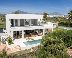 Vista exterior de Casa o xalet en venda en Marbella amb Aire condicionat, Jardí privat i Terrassa