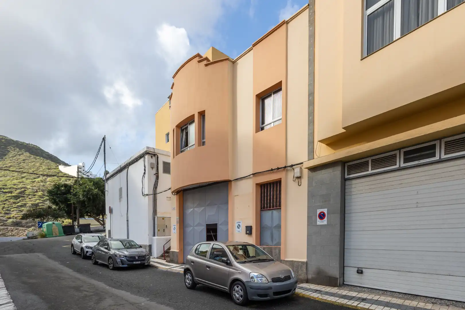 Vista exterior de Casa adosada en venta en Las Palmas de Gran Canaria con Terraza y Alarma