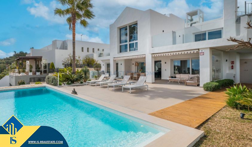 Vista exterior de Casa o xalet en venda en Marbella amb Terrassa, Piscina i Moblat