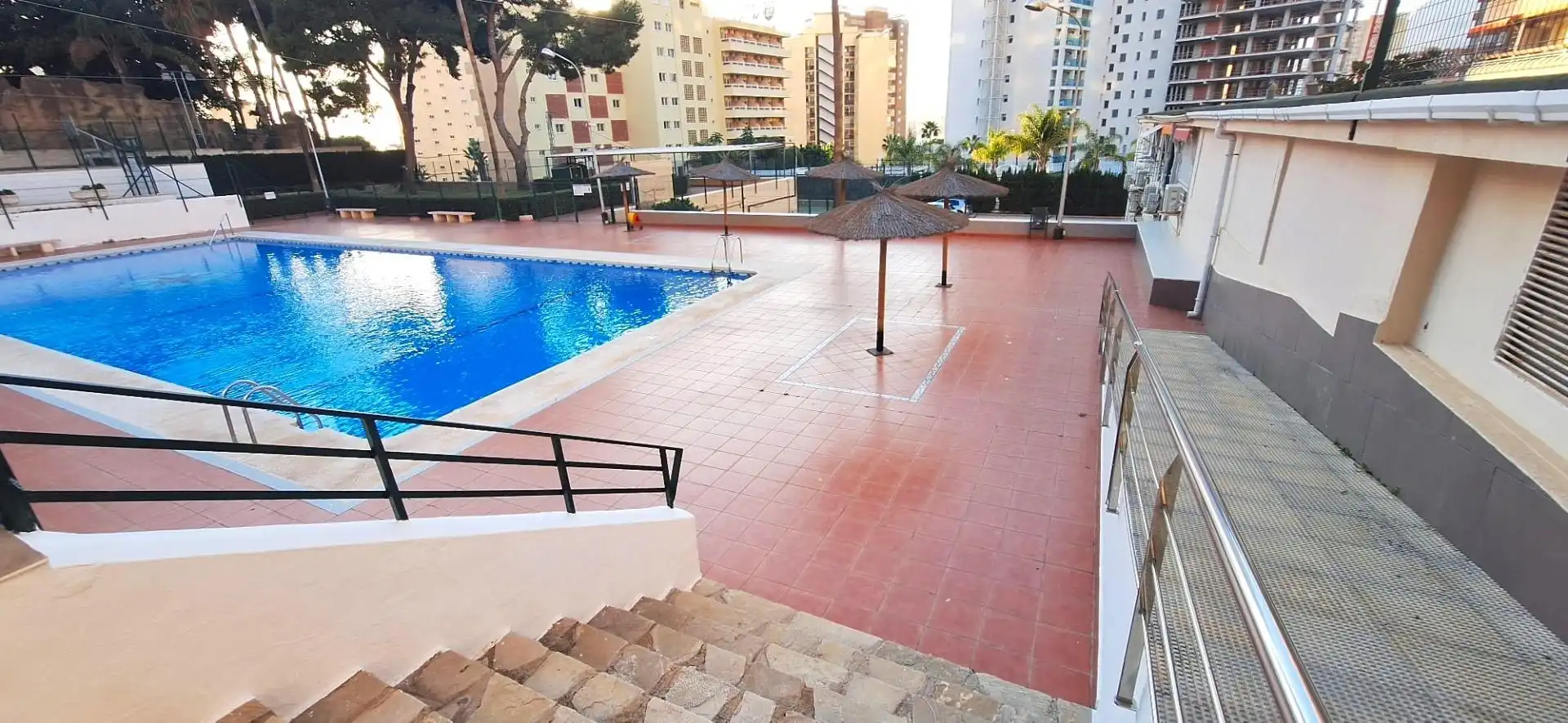 Piscina de Apartamento de alquiler en Benidorm con Aire acondicionado, Jardín privado y Amueblado