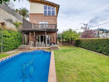 House with pool for sale in La Miranda