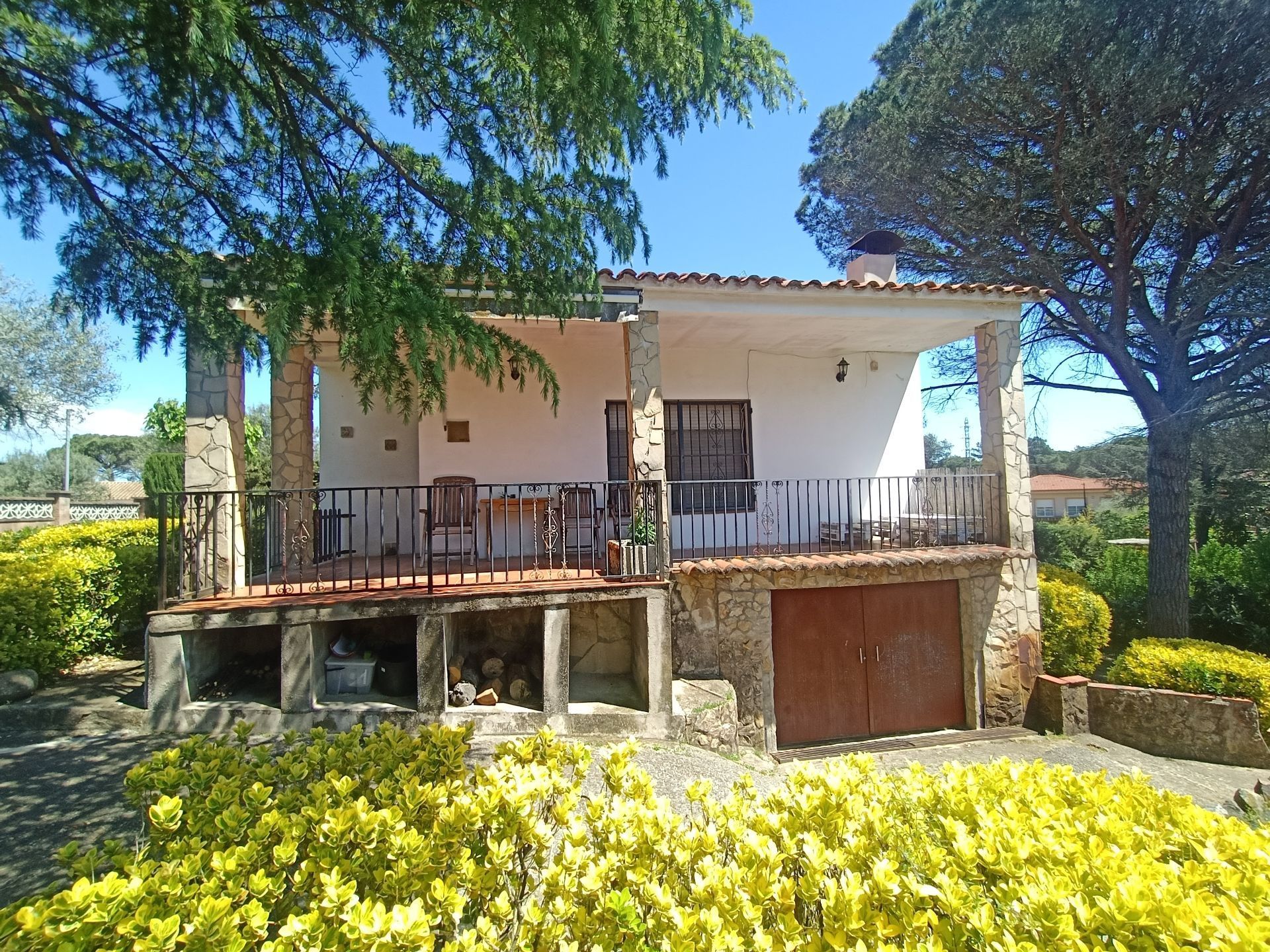 Vista exterior de Casa o xalet en venda en Llagostera amb Calefacció, Jardí privat i Terrassa