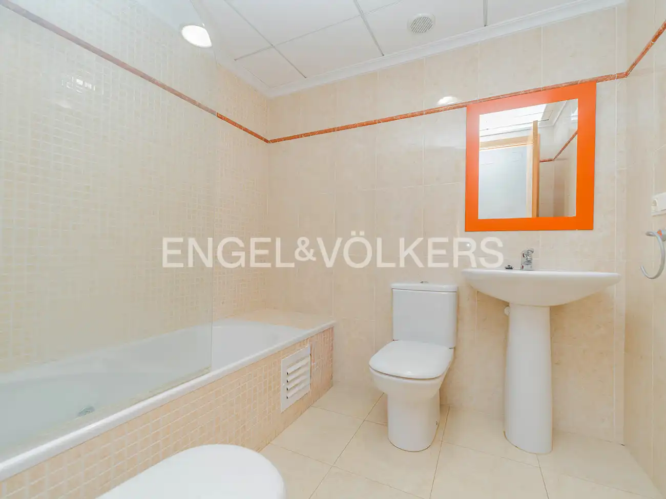 Baño de Casa adosada en venta en Mutxamel con Aire acondicionado, Calefacción y Jardín privado