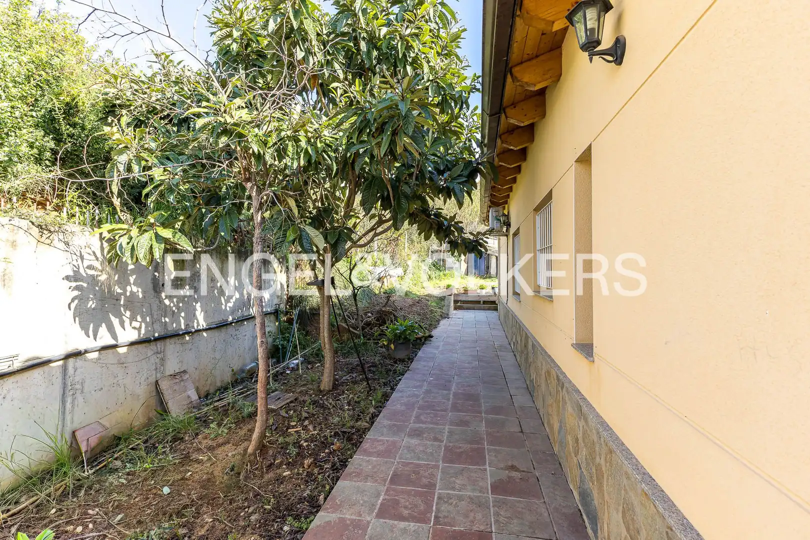 Vista exterior de Casa o xalet en venda en Rubí amb Calefacció, Jardí privat i Parquet
