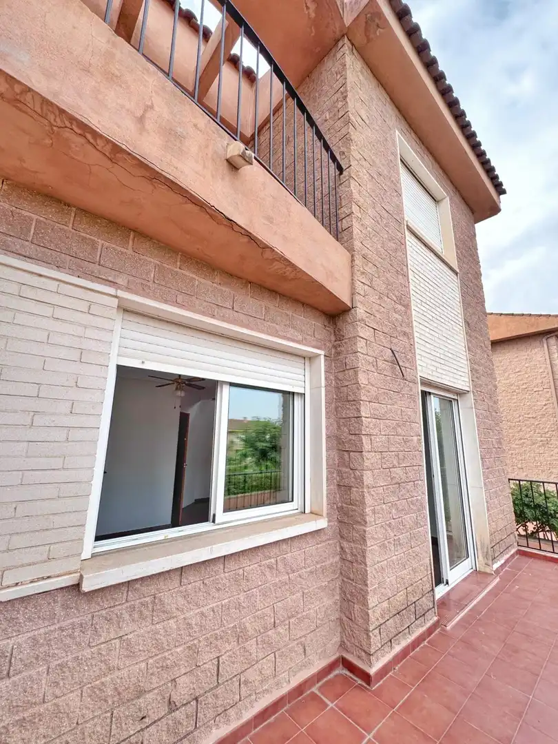 Vista exterior de Casa adosada en venta en Petrer con Jardín privado, Balcón y Piscina comunitaria