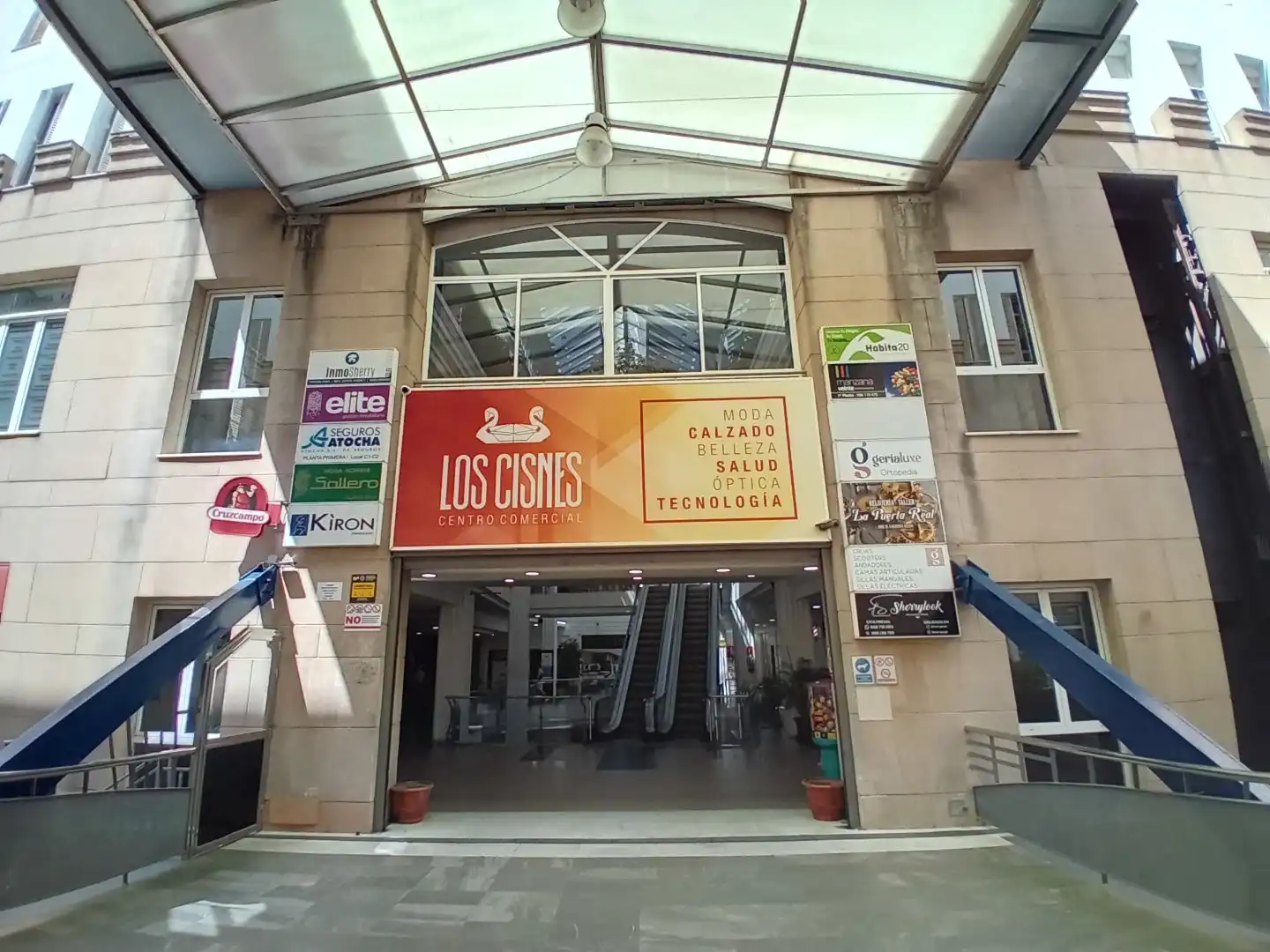Local comercial de lloguer a Larga 23