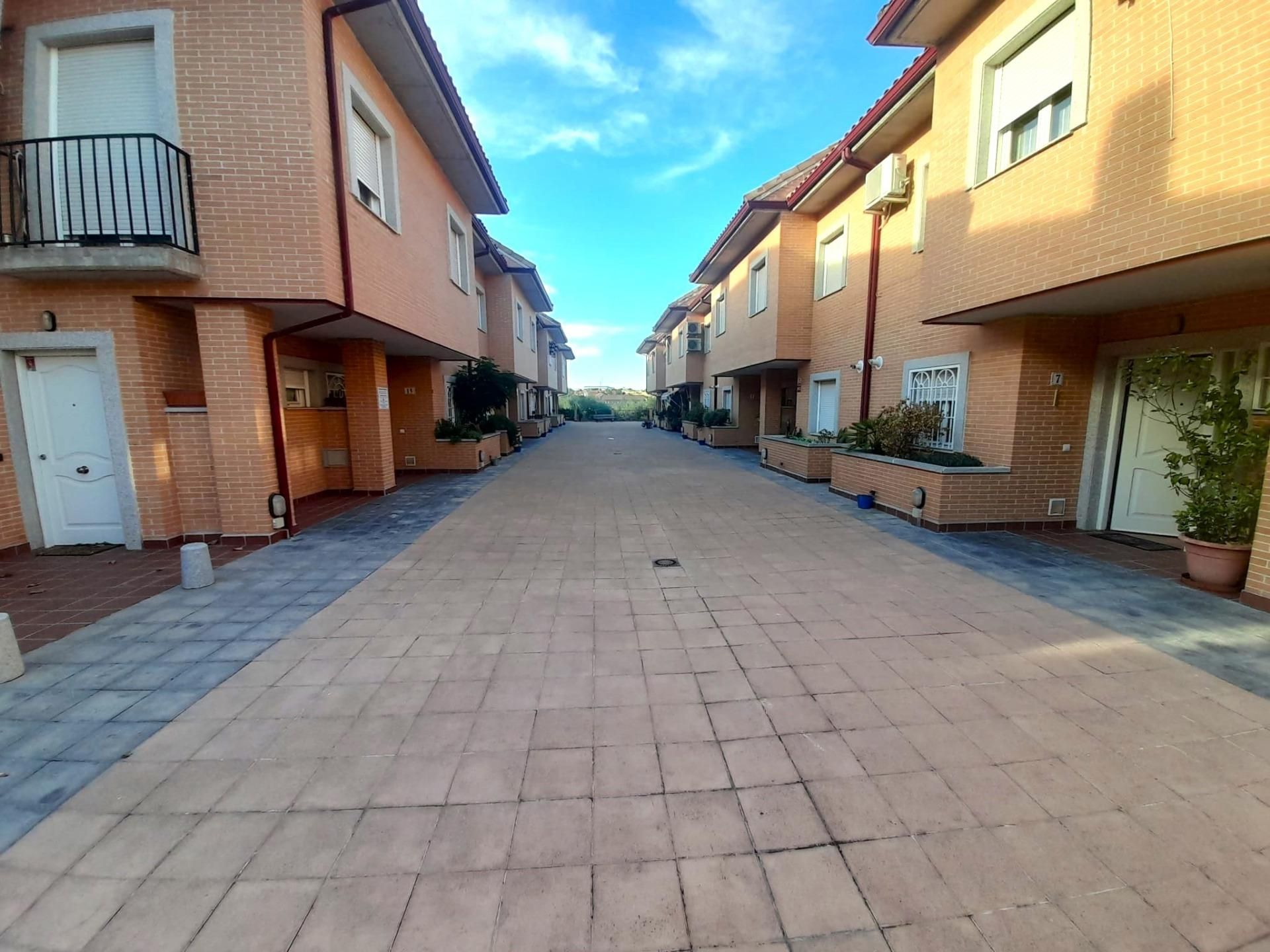 Vista exterior de Casa adosada en venda en Méntrida amb Aire condicionat, Calefacció i Piscina