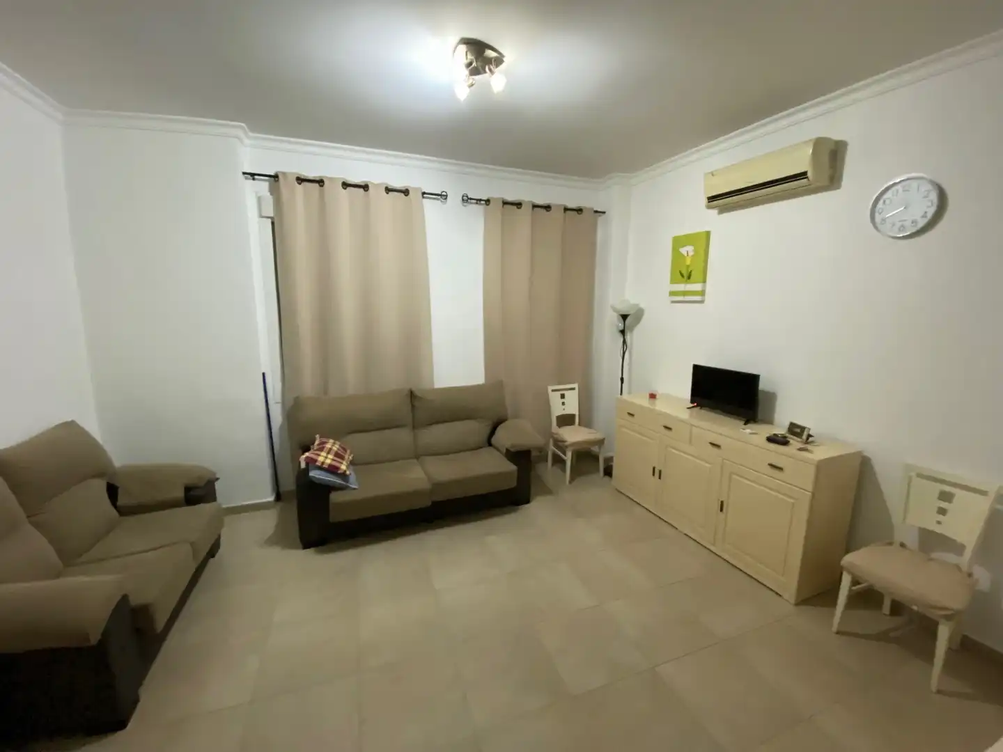 Wohnzimmer von Erdgeschoss zum Verkauf in Tocina mit Klimaanlage, Möbliert und Waschmaschine