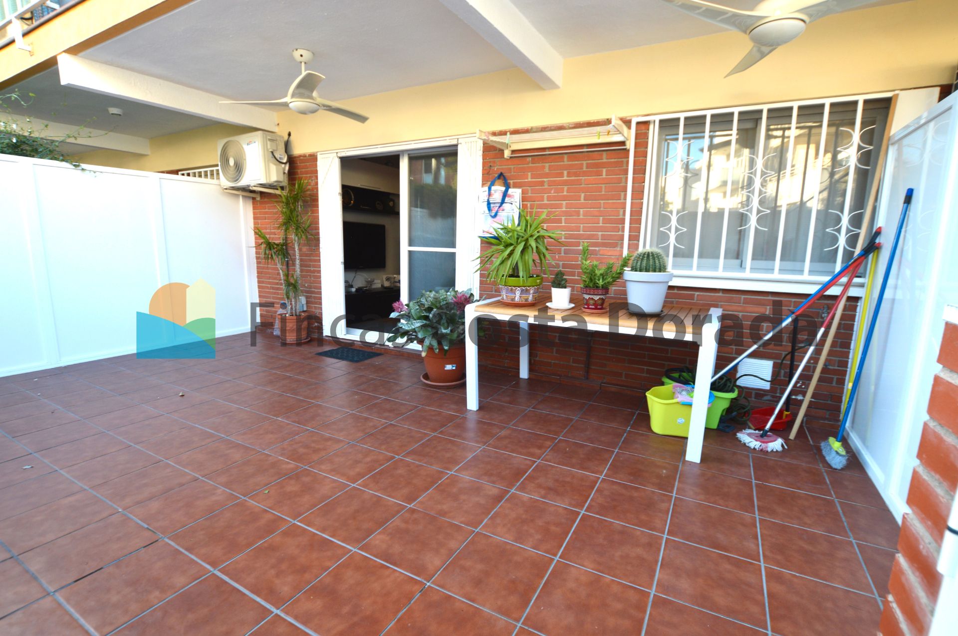 Vista exterior de Planta baixa en venda en Cubelles amb Aire condicionat, Terrassa i Traster