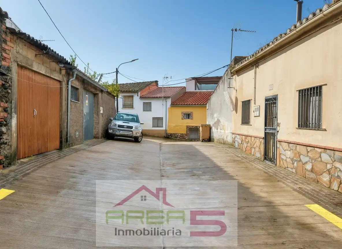 Vista exterior de Casa adosada en venta en Logrosán