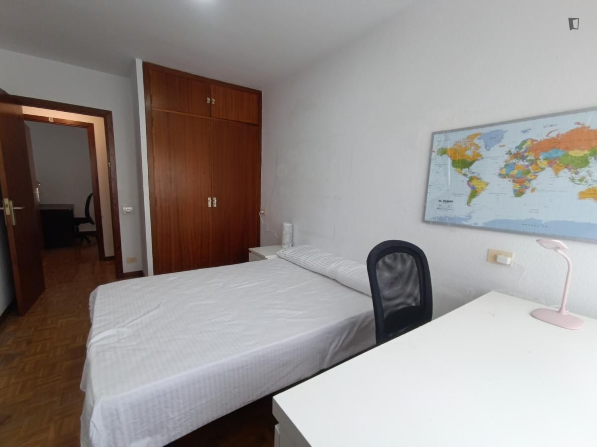Dormitori de Apartament per a compartir en  Pamplona / Iruña amb Moblat, Forn i Rentadora