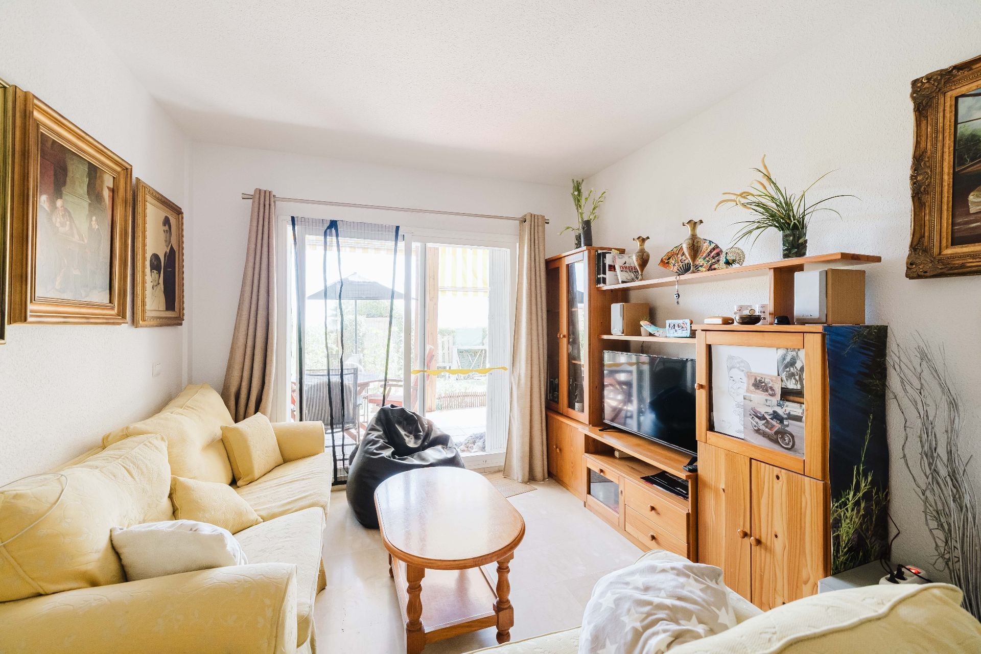 Living room of Flat for sale in Mijas  with Air Conditioner, Private garden and Furnished