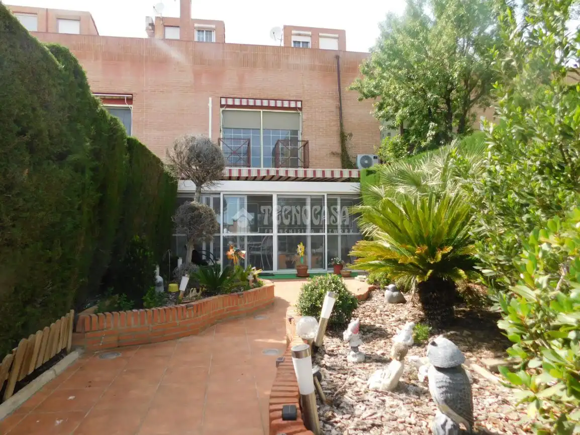 Jardín de Casa adosada en venta en Zaragoza con Piscina comunitaria