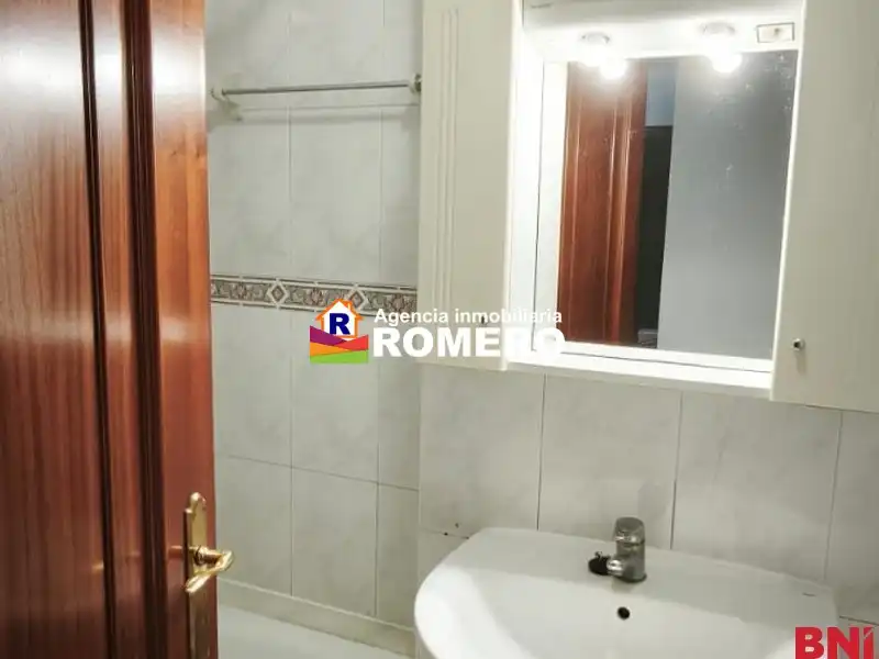 Badezimmer von Wohnungen zur Miete in Santiago de Compostela  mit Heizung, Abstellraum und Möbliert