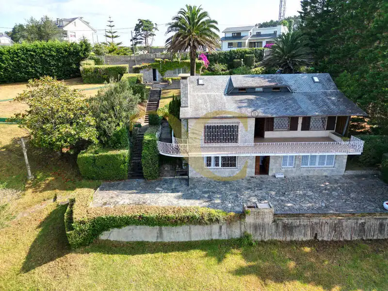 Vista exterior de Casa o xalet en venda en Castropol amb Calefacció, Jardí privat i Terrassa