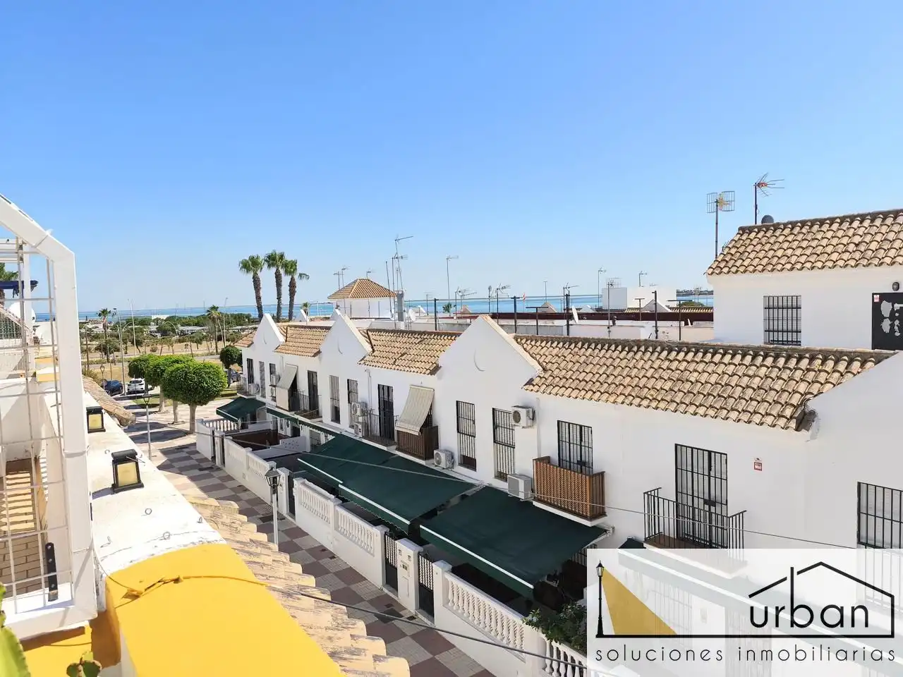 Vista exterior de Casa o xalet en venda en Chipiona amb Aire condicionat, Terrassa i Traster