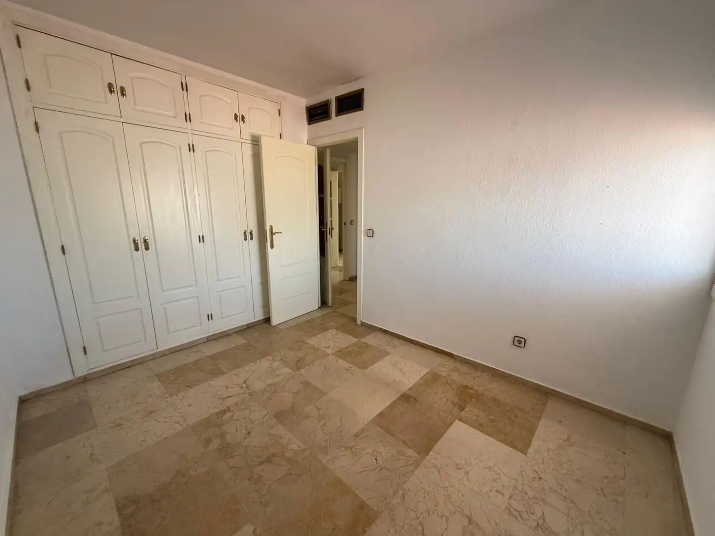 Schlafzimmer von Dachboden zur Miete in Sevilla mit Klimaanlage und Terrasse