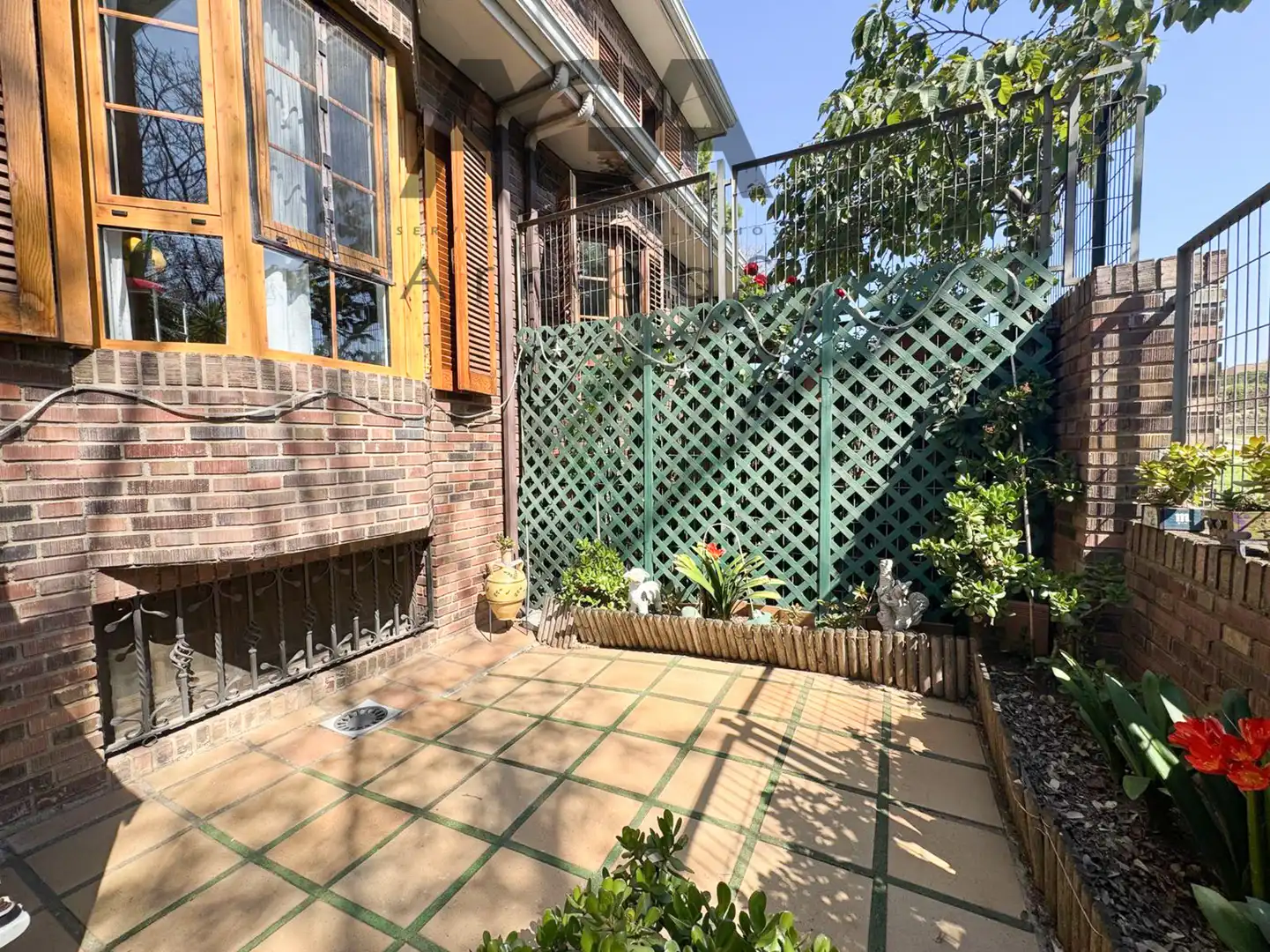 Terrasse von Einfamilien-Reihenhaus zum Verkauf in Badalona mit Klimaanlage und Abstellraum