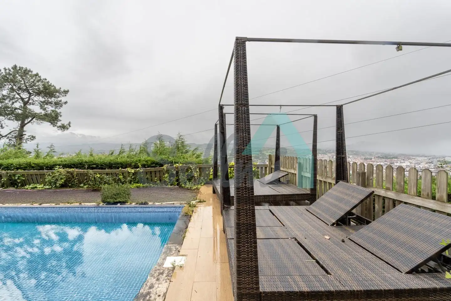 Piscina de Casa o chalet en venta en Oviedo  con Calefacción, Jardín privado y Parquet