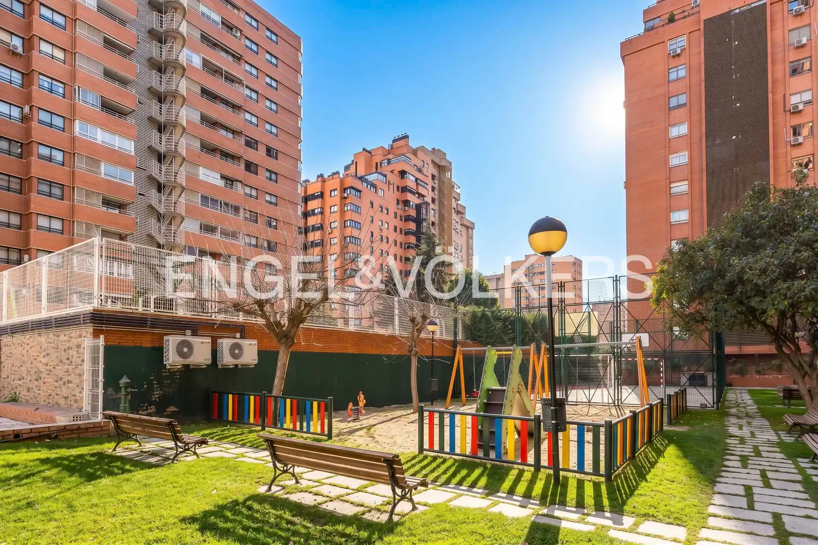 Vista exterior de Piso de alquiler en Madrid con Aire acondicionado, Calefacción y Jardín privado