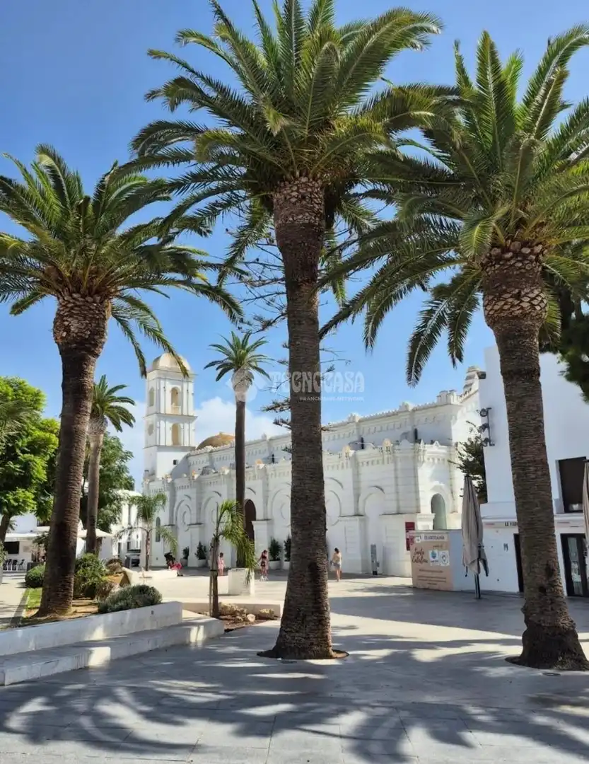 Vista exterior de Àtic en venda en Conil de la Frontera amb Terrassa i Balcó