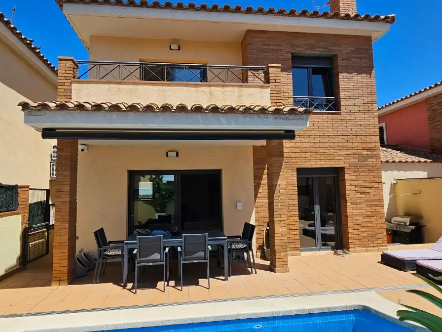 Villa con giardino in vendita a Passatge Sector Mestral 12 B, imagen 2