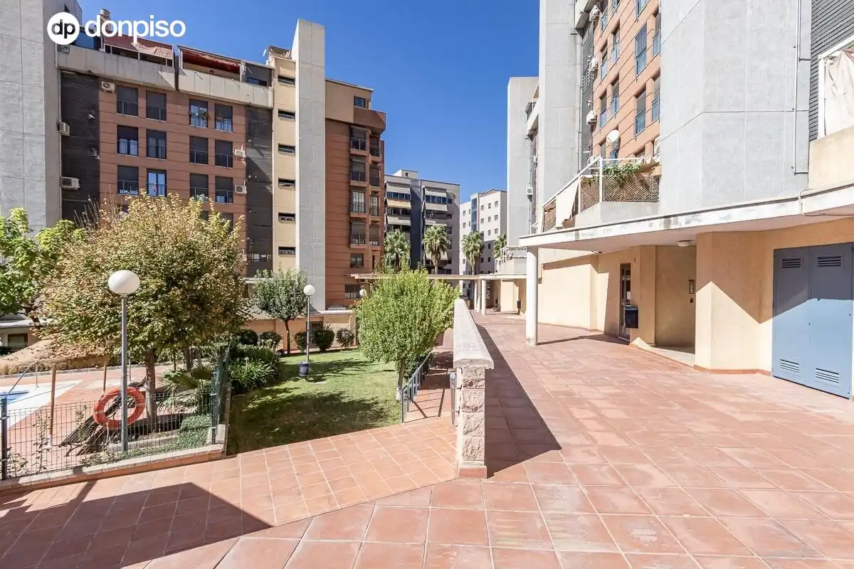 Vista exterior de Pis en venda en Granada amb Aire condicionat, Calefacció i Piscina comunitària