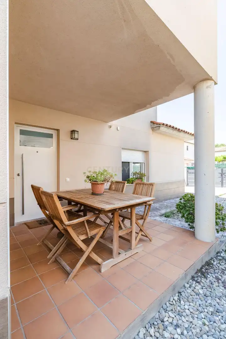 Terrasse von Einfamilien-Reihenhaus zum Verkauf in Vila-rodona mit Privatgarten und Ofen